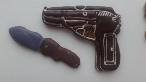 Печенье в виде пистолета и ножа